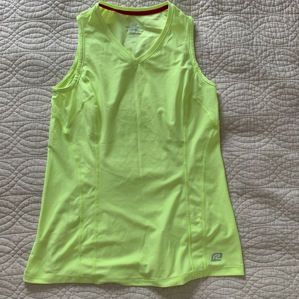 Road Runner Sports sleeveless tehwick top. Size M